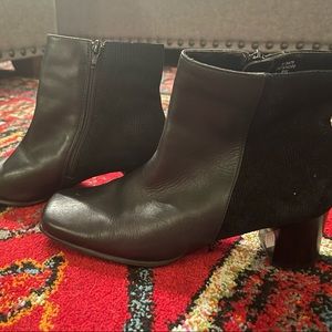 WHITE MOUNTAIN block heel square toe ankle boot  8W